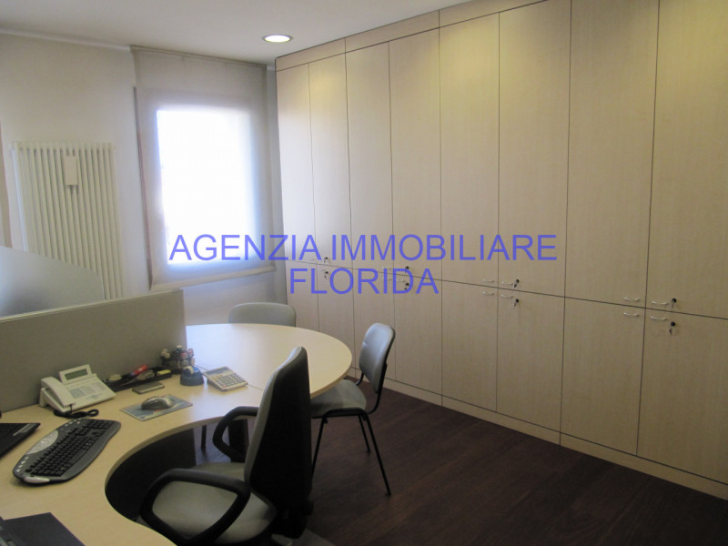 Nel cuore del centro storico di Camposampiero, proponiamo in affitto raffinato ufficio strategica...