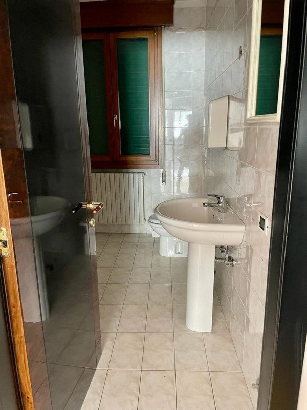 COMPOSIZIONE:
locale composto da ingresso con sala d'attesa, al piano superiore ampia sala riunio...