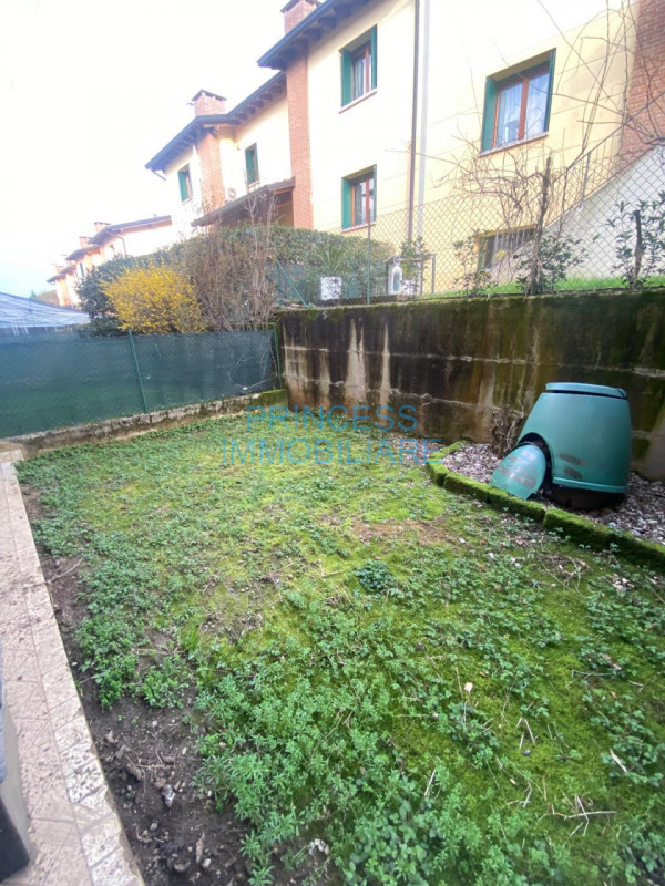 A Pievebelvicino in zona residenziale, vicino a un parco giochi in zona riservata con traffico ve...