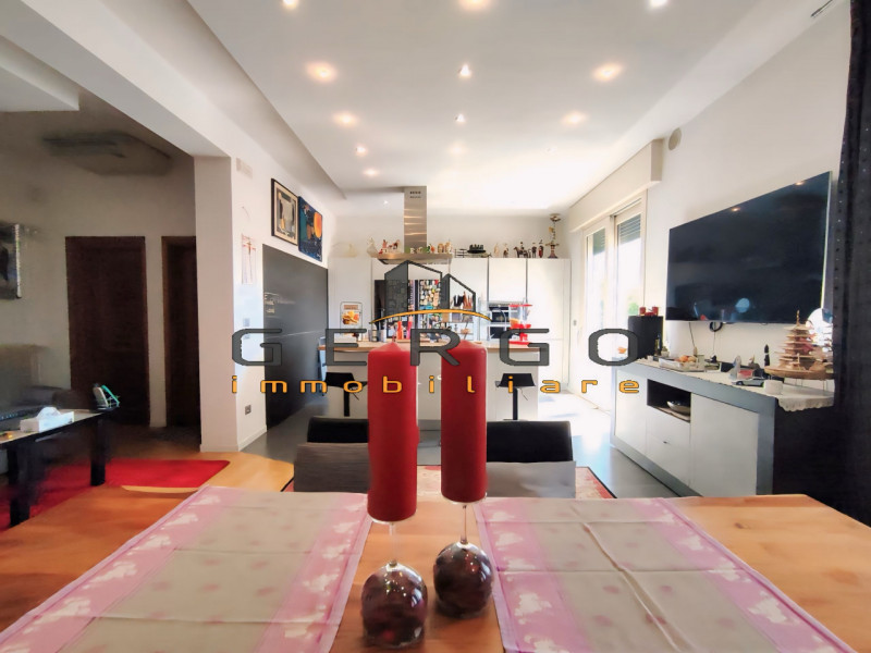 (Per INFO Mattias 3494222146) Proponiamo in vendita una splendida villa contemporanea di 312 mq, ...