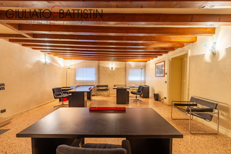 VICENZA: in palazzo storico di prestigio, nelle vicinanze del nuovo Tribunale di Vicenza, proponi...