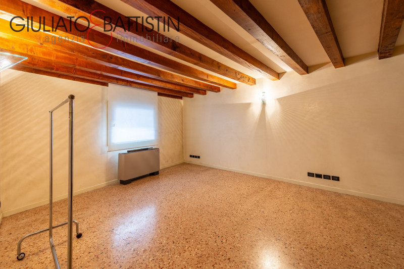 VICENZA: in palazzo storico di prestigio, nelle vicinanze del nuovo Tribunale di Vicenza, proponi...