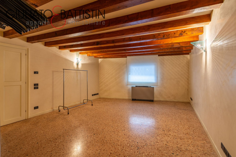 VICENZA: in palazzo storico di prestigio, nelle vicinanze del nuovo Tribunale di Vicenza, proponi...