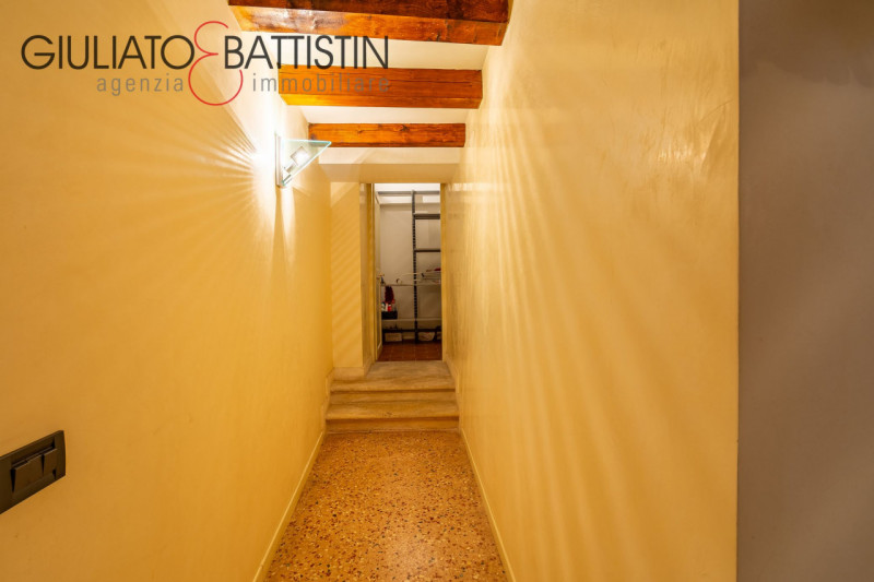 VICENZA: in palazzo storico di prestigio, nelle vicinanze del nuovo Tribunale di Vicenza, proponi...