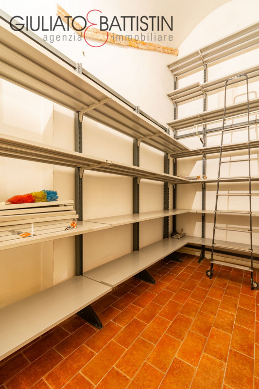 VICENZA: in palazzo storico di prestigio, nelle vicinanze del nuovo Tribunale di Vicenza, proponi...