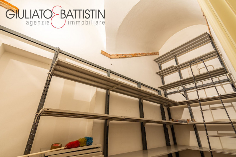 VICENZA: in palazzo storico di prestigio, nelle vicinanze del nuovo Tribunale di Vicenza, proponi...