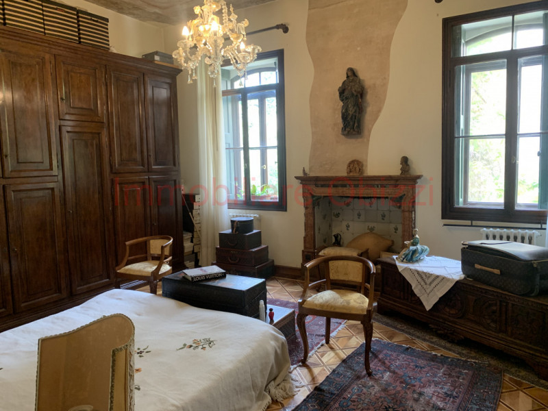 PADOVA - CENTRO STORICO - Proponiamo in vendita appartamento di pregio in stabile del 1700.
Carat...