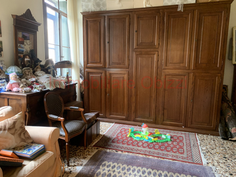 PADOVA - CENTRO STORICO - Proponiamo in vendita appartamento di pregio in stabile del 1700.
Carat...