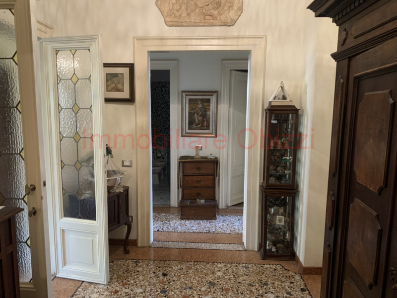 PADOVA - CENTRO STORICO - Proponiamo in vendita appartamento di pregio in stabile del 1700.
Carat...