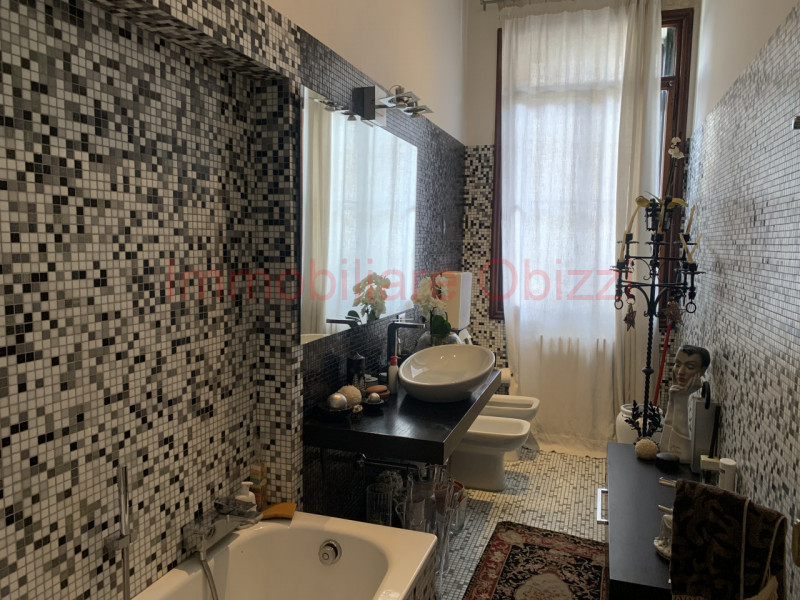 PADOVA - CENTRO STORICO - Proponiamo in vendita appartamento di pregio in stabile del 1700.
Carat...