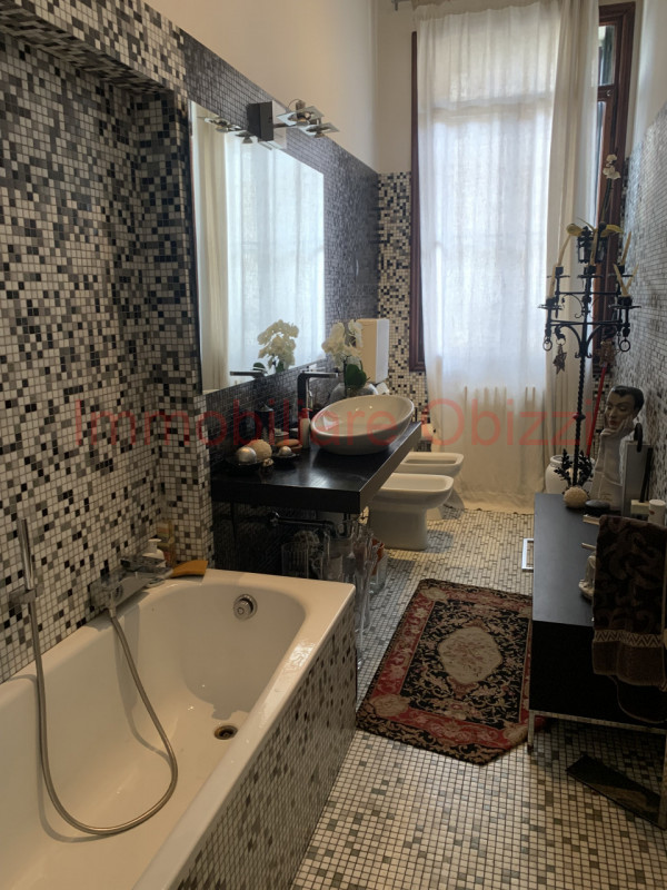 PADOVA - CENTRO STORICO - Proponiamo in vendita appartamento di pregio in stabile del 1700.
Carat...