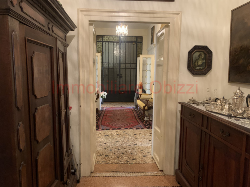 PADOVA - CENTRO STORICO - Proponiamo in vendita appartamento di pregio in stabile del 1700.
Carat...