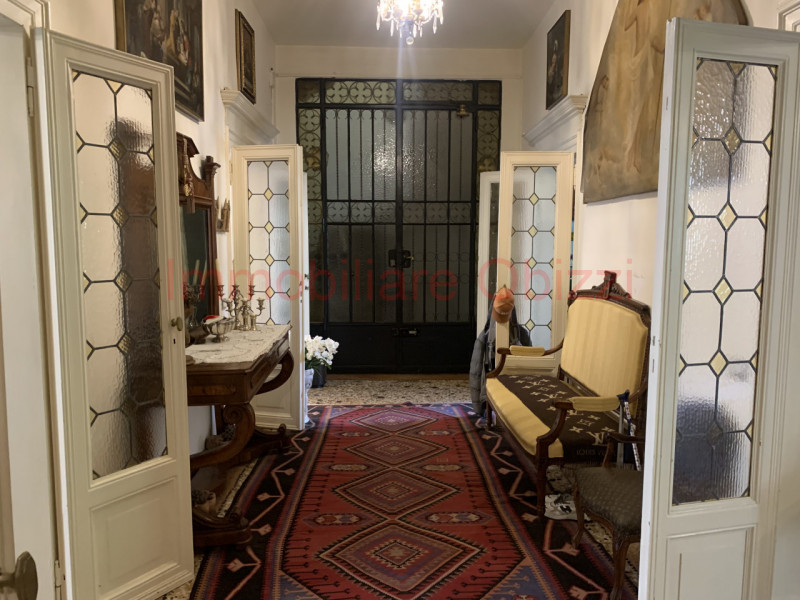 PADOVA - CENTRO STORICO - Proponiamo in vendita appartamento di pregio in stabile del 1700.
Carat...