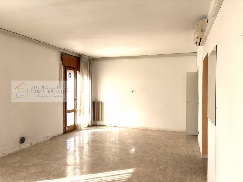 Appartamento spazioso nel cuore del paese – con potenziale da valorizzare!
In pieno centro, all’i...