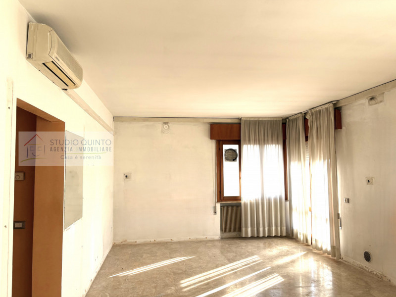 Appartamento spazioso nel cuore del paese – con potenziale da valorizzare!
In pieno centro, all’i...