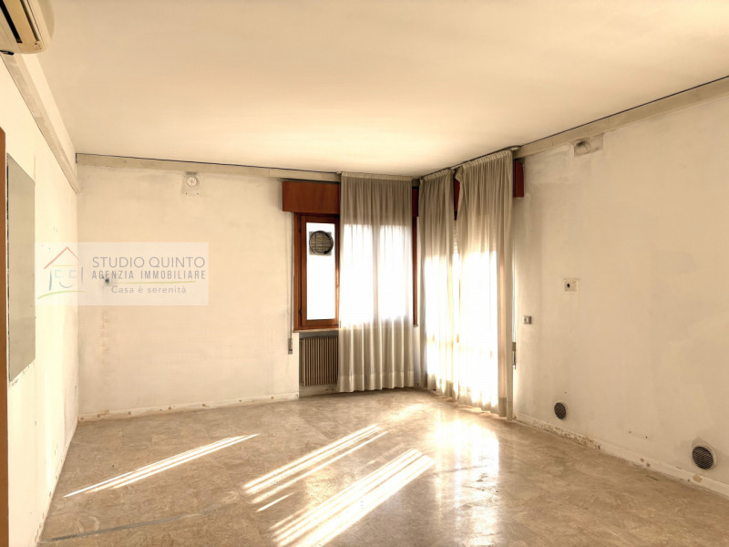 Appartamento spazioso nel cuore del paese – con potenziale da valorizzare!
In pieno centro, all’i...