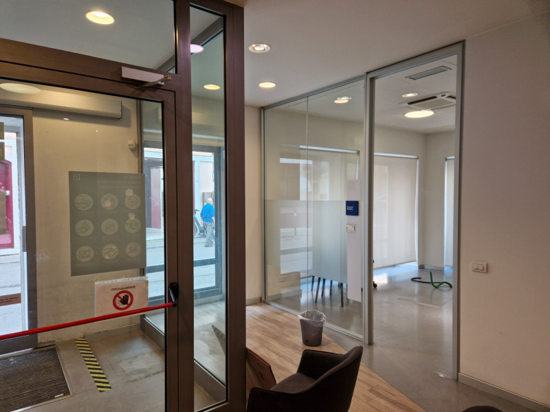 Splendido negozio plurivetrinato disponibile per affitto nel cuore di Bassano del Grappa. Con una...