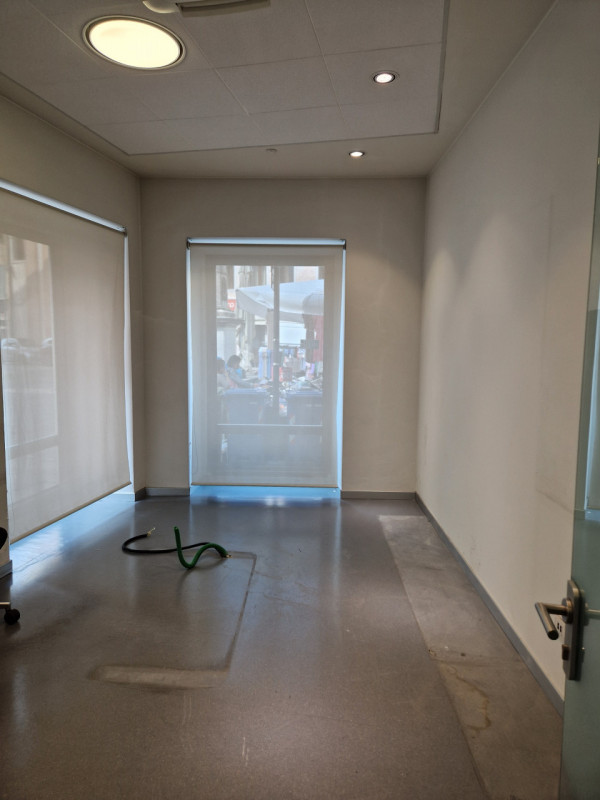 Splendido negozio plurivetrinato disponibile per affitto nel cuore di Bassano del Grappa. Con una...