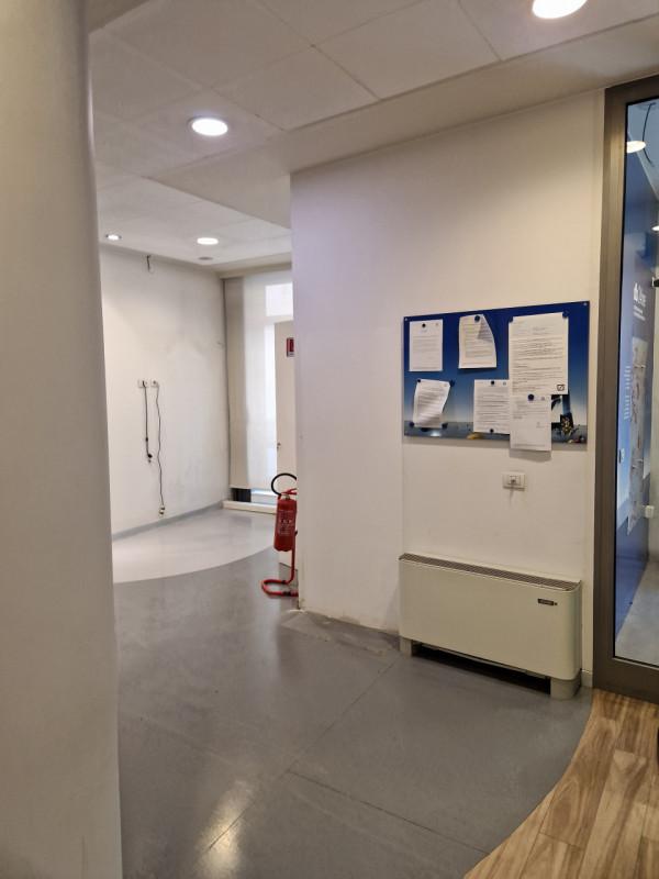 Splendido negozio plurivetrinato disponibile per affitto nel cuore di Bassano del Grappa. Con una...