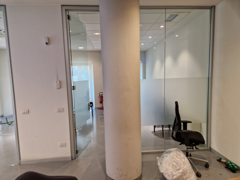 Splendido negozio plurivetrinato disponibile per affitto nel cuore di Bassano del Grappa. Con una...