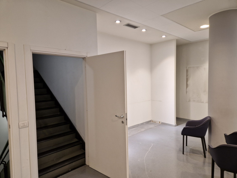 Splendido negozio plurivetrinato disponibile per affitto nel cuore di Bassano del Grappa. Con una...