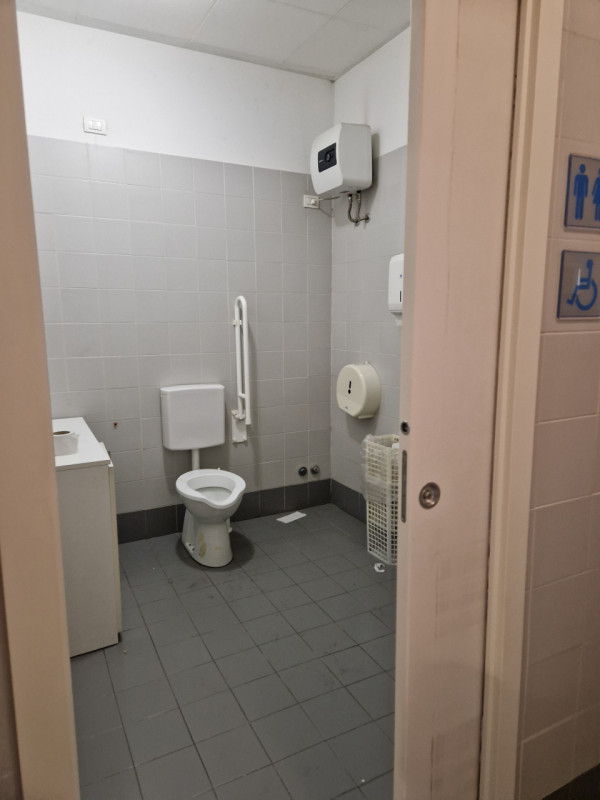 Splendido negozio plurivetrinato disponibile per affitto nel cuore di Bassano del Grappa. Con una...