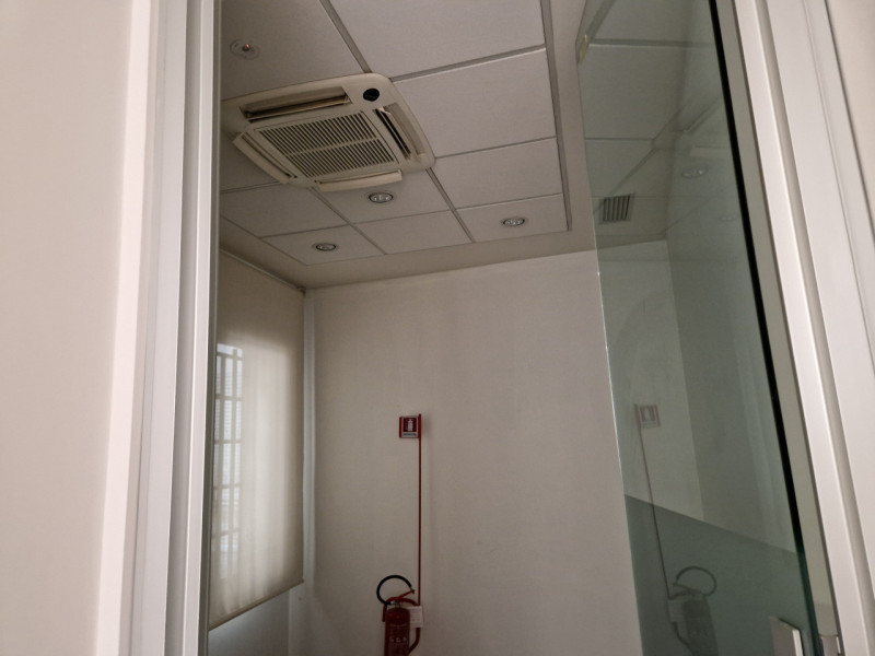 Splendido negozio plurivetrinato disponibile per affitto nel cuore di Bassano del Grappa. Con una...