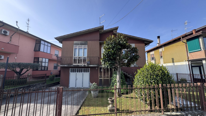 Casa singola con ampio giardino a Stanghella (confini Solesino);

Proponiamo in vendita casa sing...