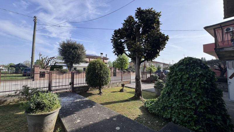 Casa singola con ampio giardino a Stanghella (confini Solesino);

Proponiamo in vendita casa sing...