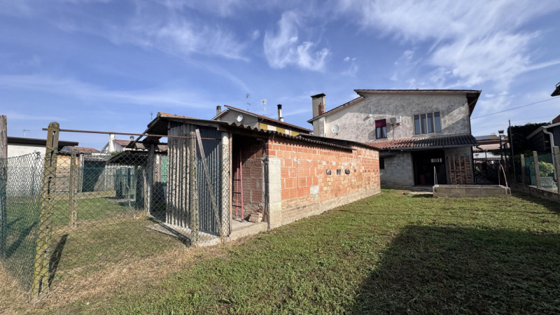 Casa singola con ampio giardino a Stanghella (confini Solesino);

Proponiamo in vendita casa sing...