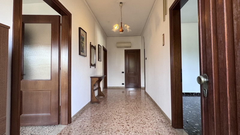 Casa singola con ampio giardino a Stanghella (confini Solesino);

Proponiamo in vendita casa sing...