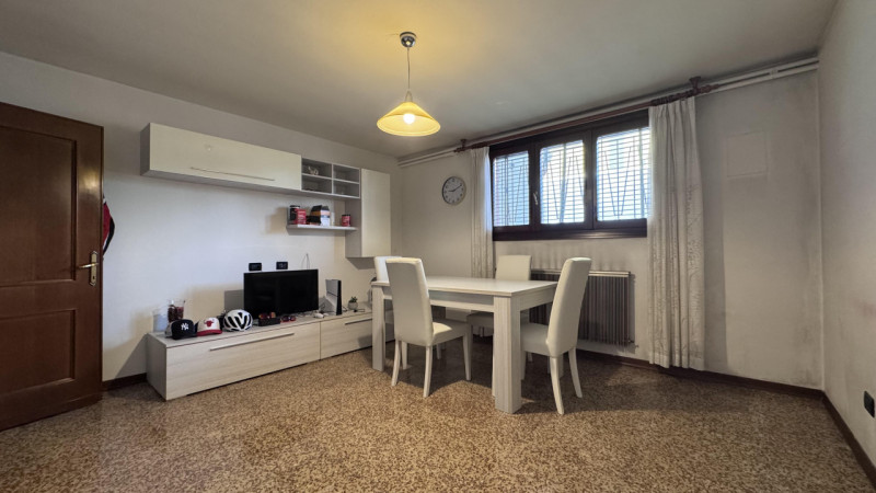 Casa singola con ampio giardino a Stanghella (confini Solesino);

Proponiamo in vendita casa sing...