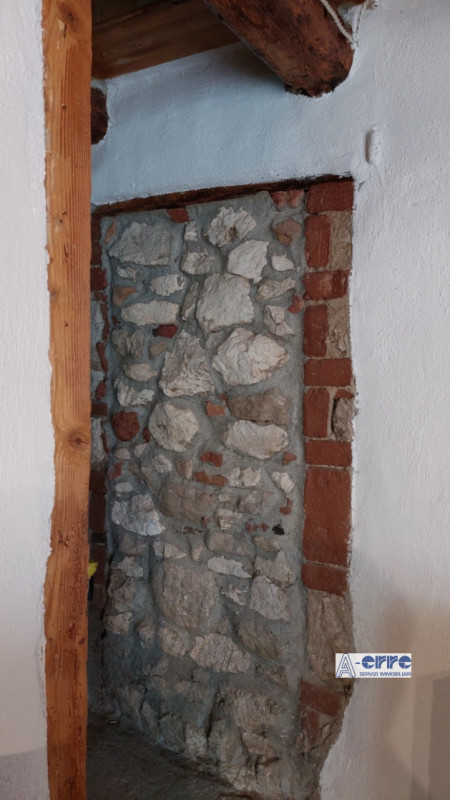 Scopri questo affascinante complesso immobiliare a Solagna, situato in una posizione privilegiata...