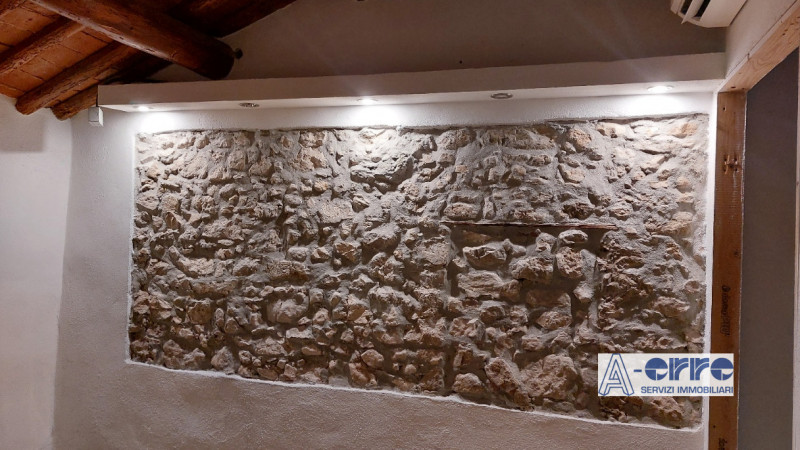 Scopri questo affascinante complesso immobiliare a Solagna, situato in una posizione privilegiata...