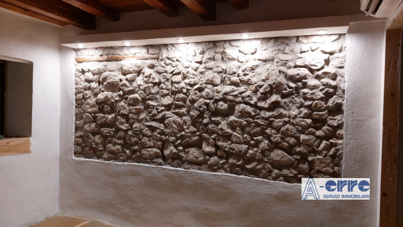 Scopri questo affascinante complesso immobiliare a Solagna, situato in una posizione privilegiata...