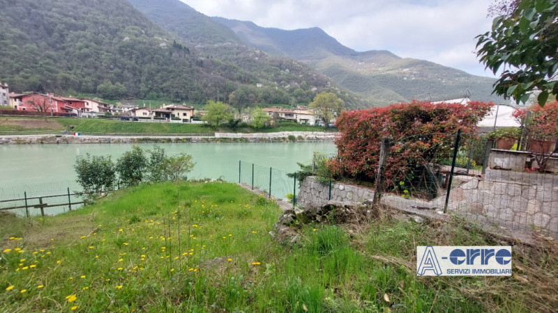 Scopri questo affascinante complesso immobiliare a Solagna, situato in una posizione privilegiata...