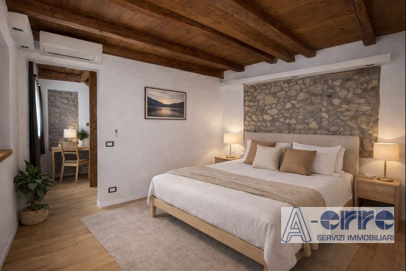 Scopri questo affascinante complesso immobiliare a Solagna, situato in una posizione privilegiata...