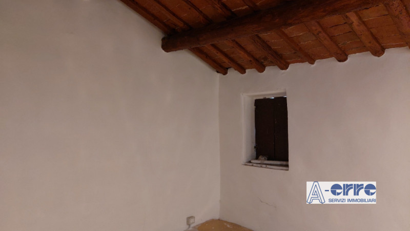 Scopri questo affascinante complesso immobiliare a Solagna, situato in una posizione privilegiata...