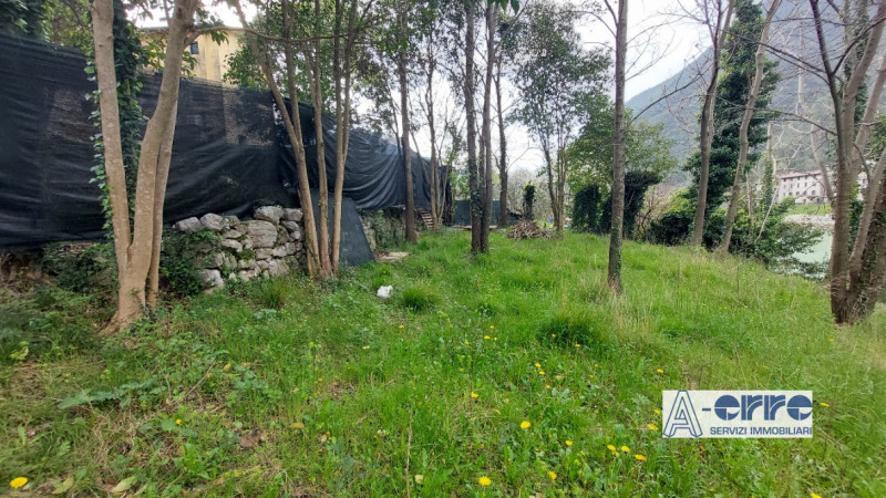 Scopri questo affascinante complesso immobiliare a Solagna, situato in una posizione privilegiata...