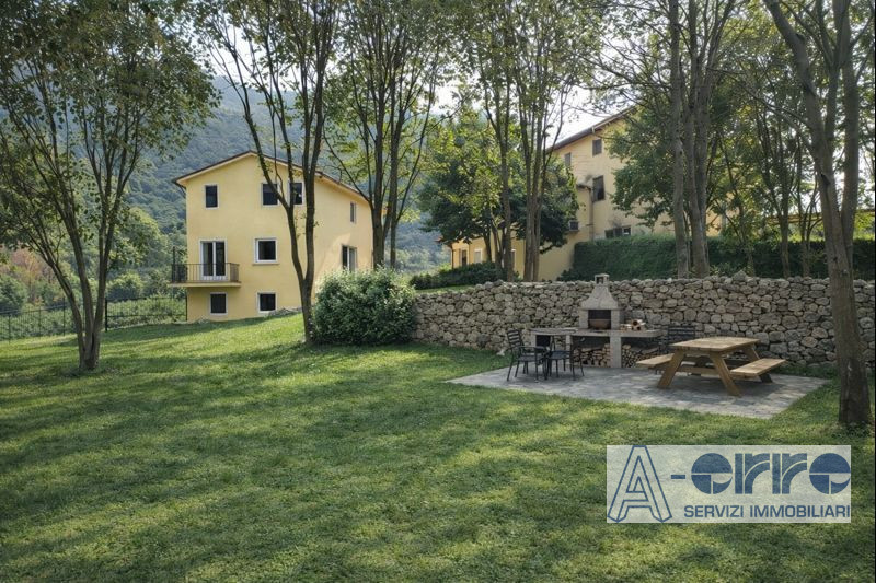 Scopri questo affascinante complesso immobiliare a Solagna, situato in una posizione privilegiata...