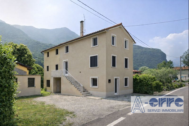 Scopri questo affascinante complesso immobiliare a Solagna, situato in una posizione privilegiata...