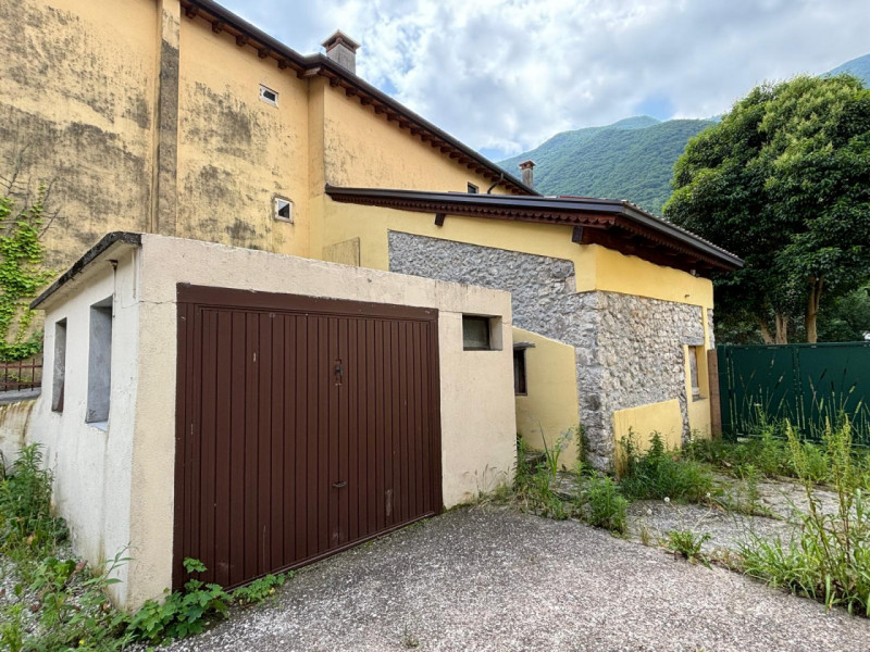 Scopri questo affascinante complesso immobiliare a Solagna, situato in una posizione privilegiata...