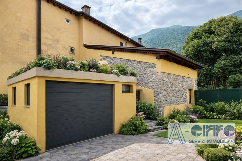 Scopri questo affascinante complesso immobiliare a Solagna, situato in una posizione privilegiata...