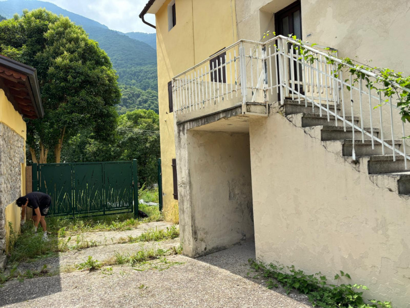 Scopri questo affascinante complesso immobiliare a Solagna, situato in una posizione privilegiata...