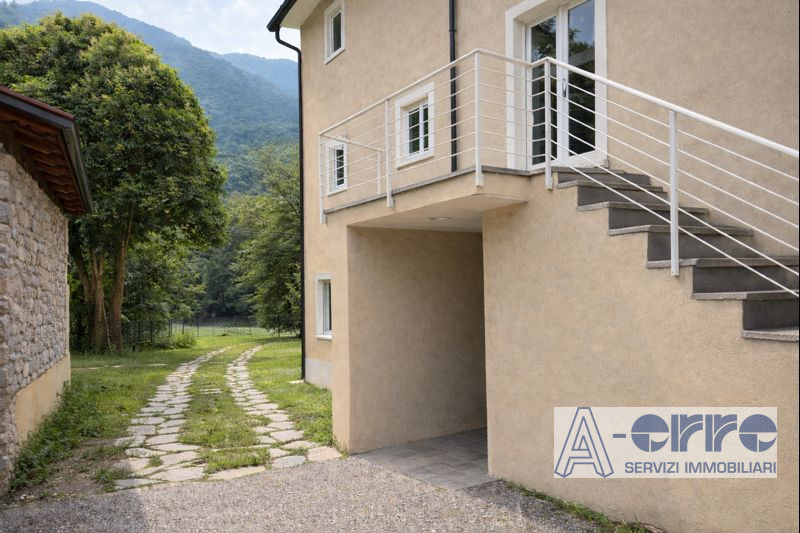 Scopri questo affascinante complesso immobiliare a Solagna, situato in una posizione privilegiata...