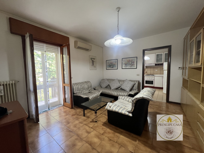 Comodo al centro e alle vie principali, proponiamo in affitto appartamento al secondo piano arred...