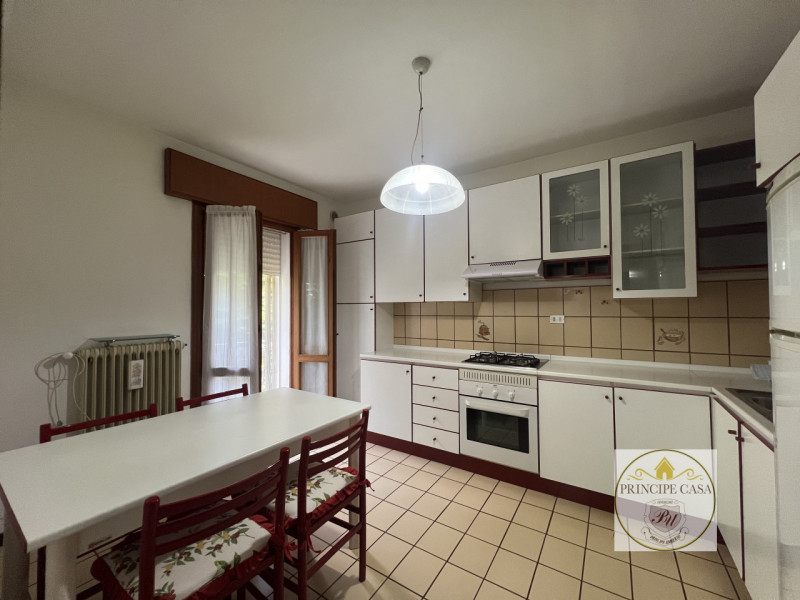 Comodo al centro e alle vie principali, proponiamo in affitto appartamento al secondo piano arred...