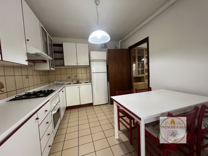 Comodo al centro e alle vie principali, proponiamo in affitto appartamento al secondo piano arred...