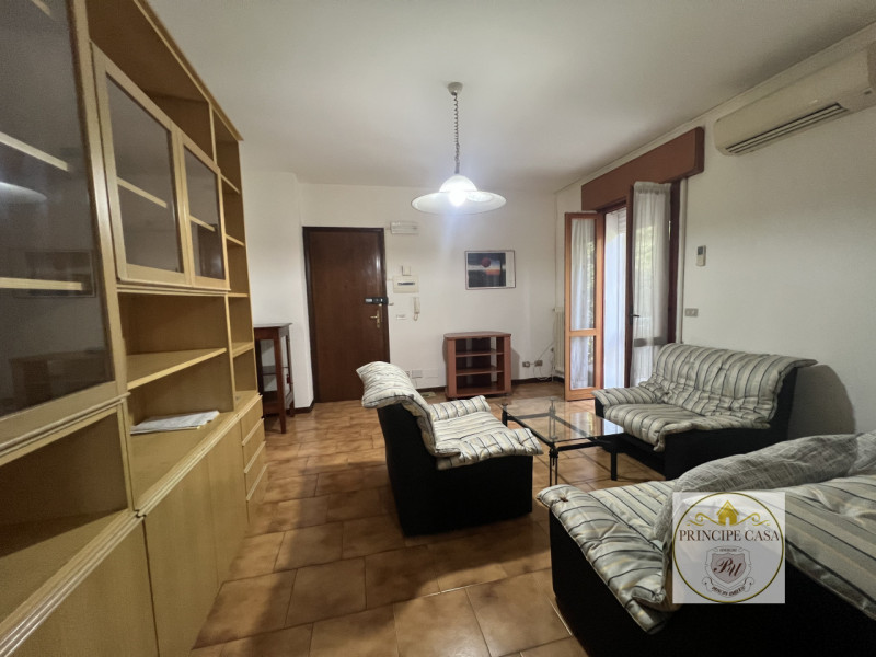 Comodo al centro e alle vie principali, proponiamo in affitto appartamento al secondo piano arred...
