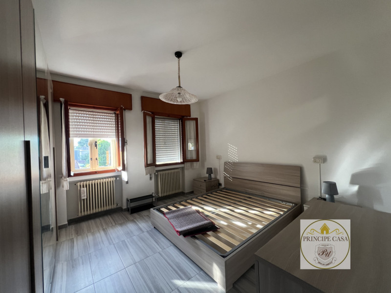 Comodo al centro e alle vie principali, proponiamo in affitto appartamento al secondo piano arred...